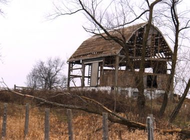 The former Madden farm, old broken-down barn. A\J AlternativesJournal.ca